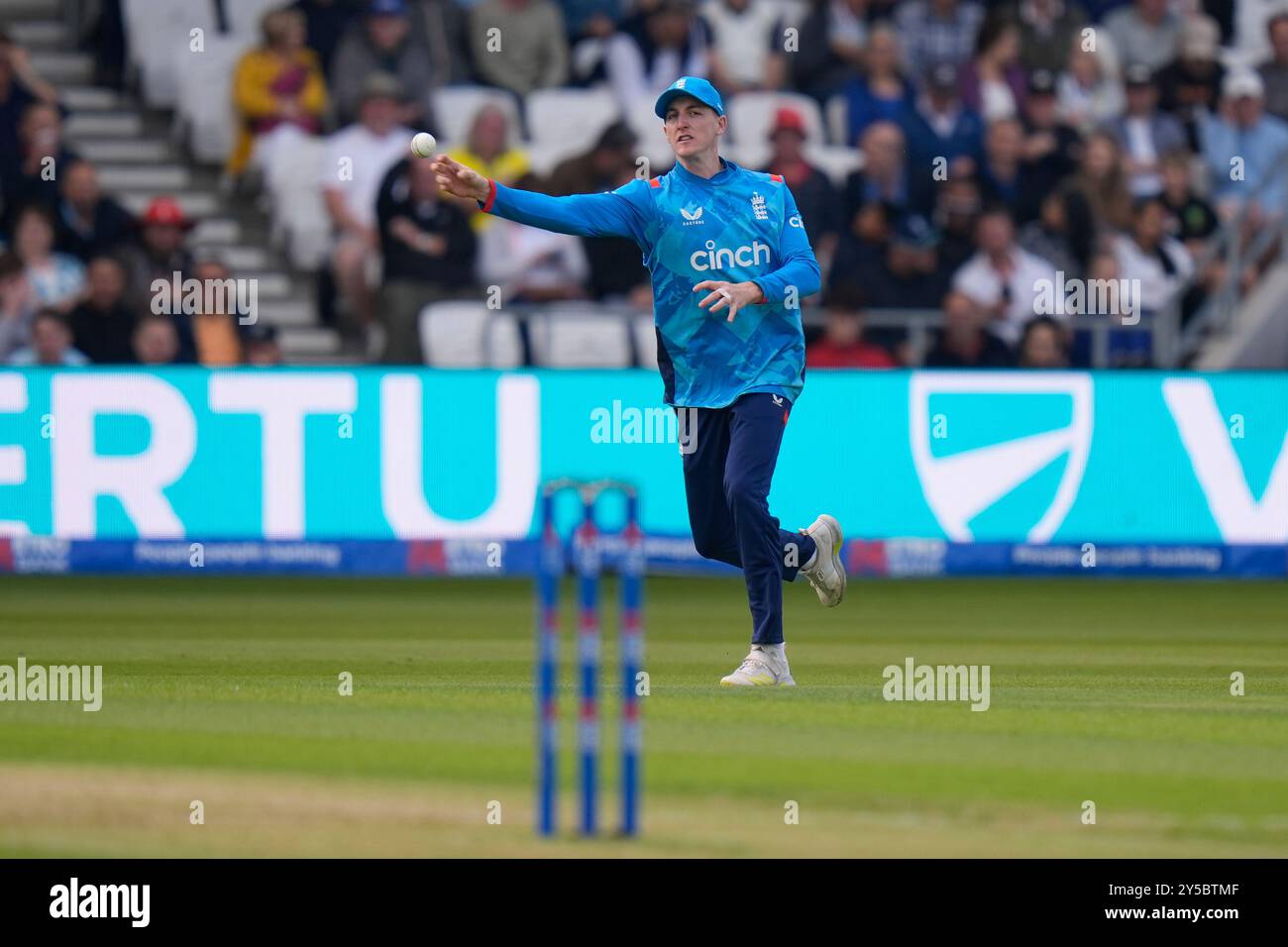 Headingley, Leeds, Regno Unito. 21 settembre 2024. 2nd Metro Bank One Day Cricket International, Inghilterra contro Australia; Harry Brook, capitano dell'Inghilterra Fields the Ball Credit: Action Plus Sports/Alamy Live News Foto Stock