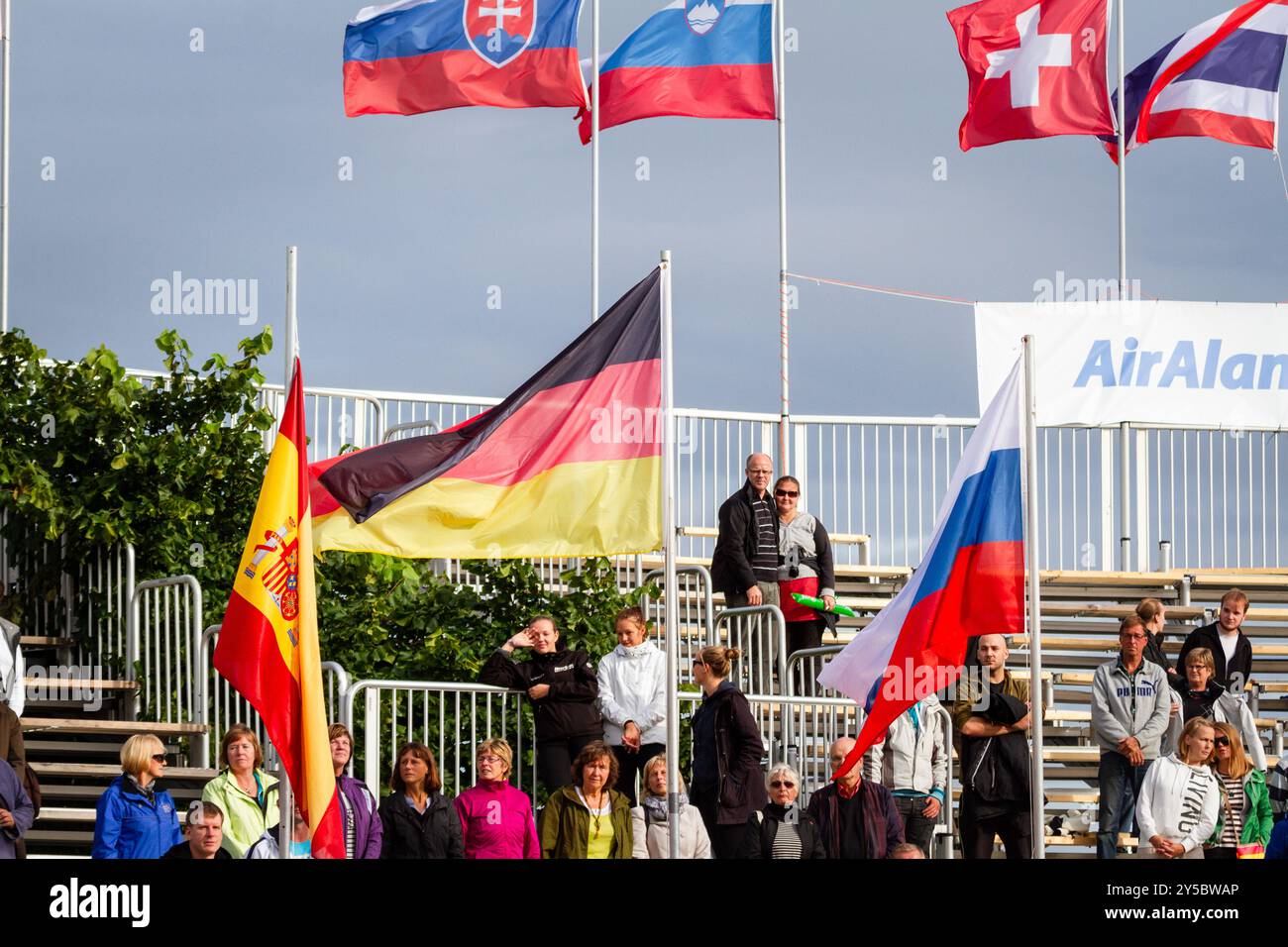 CERIMONIA DI MEDAGLIA, PAF OPEN, BEACH VOLLEY, MARIEHAMN, 2012: Katrin Holtwick (1) e Ilka Semmler (2) della Germania (in giallo) vincono l'oro. Liliana Fernandez Steiner (1) e Paula Soria (2) della Spagna (in rosso) vincono Silver. Evgenia Ukolova (2) e Ekaterina Khomyakova (1) della RUSSIA vincono il bronzo. PAF Open a Mariehamn, Åland, Finlandia, il 2 settembre 2012. Fotografia: Rob Watkins. INFO: Tra il 2009-2013 il PAF Open Beach Volley è stato un torneo annuale che si è tenuto a Mariehamn, Åland, Finlandia. Ha attirato le migliori squadre e giocatori internazionali come parte della classifica ufficiale del FIVB World Tour. Foto Stock