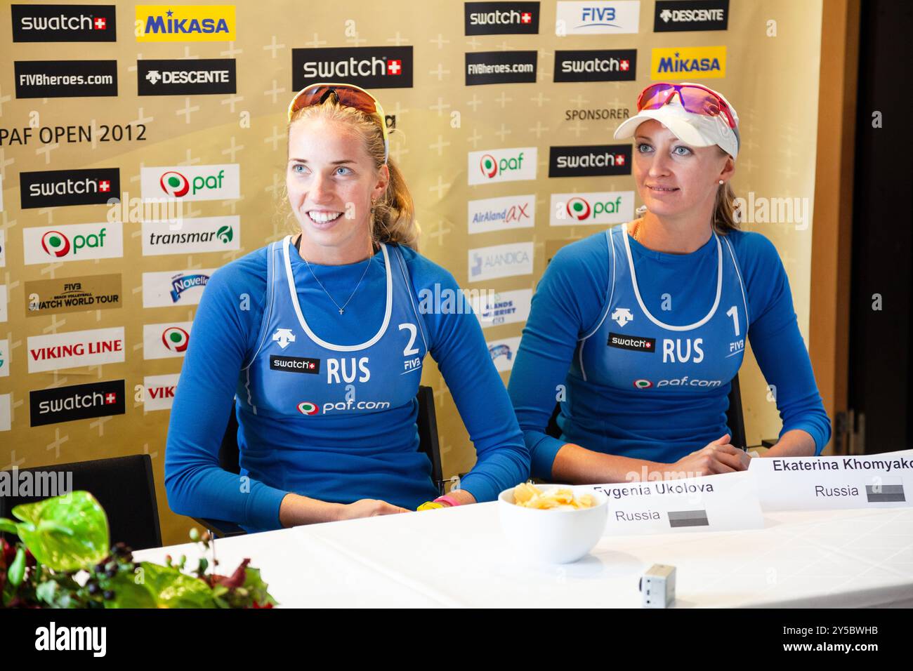 CONFERENZA STAMPA, PAF OPEN, BEACH VOLLEY, MARIEHAMN, 2012: Katrin Holtwick (1) e Ilka Semmler (2) della Germania (in giallo) vincono l'oro. Liliana Fernandez Steiner (1) e Paula Soria (2) della Spagna (in rosso) vincono Silver. Evgenia Ukolova (2) e Ekaterina Khomyakova (1) della RUSSIA vincono il bronzo. PAF Open a Mariehamn, Åland, Finlandia, il 2 settembre 2012. Fotografia: Rob Watkins. INFO: Tra il 2009-2013 il PAF Open Beach Volley è stato un torneo annuale che si è tenuto a Mariehamn, Åland, Finlandia. Ha attirato le migliori squadre e giocatori internazionali come parte della classifica ufficiale del FIVB World Tour. Foto Stock