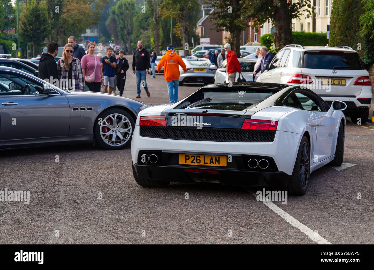 Westbourne, Bournemouth, Dorset, Regno Unito. 21 settembre 2024. I visitatori affollano il villaggio costiero di Westbourne per l'inaugurale Westbourne Motor Show, un evento gratuito che attira visitatori nel villaggio e nei negozi locali. Un'opportunità per fare un giro su alcune delle auto per provare il viaggio e provare l'emozione con i soldi che vanno in beneficenza. 2011 bianco Lamborghini Gallardo LP560-4 BiClore - Gen 2, 5,2 V10, 1 di soli 200 esemplari. Crediti: Carolyn Jenkins/Alamy Live News Foto Stock