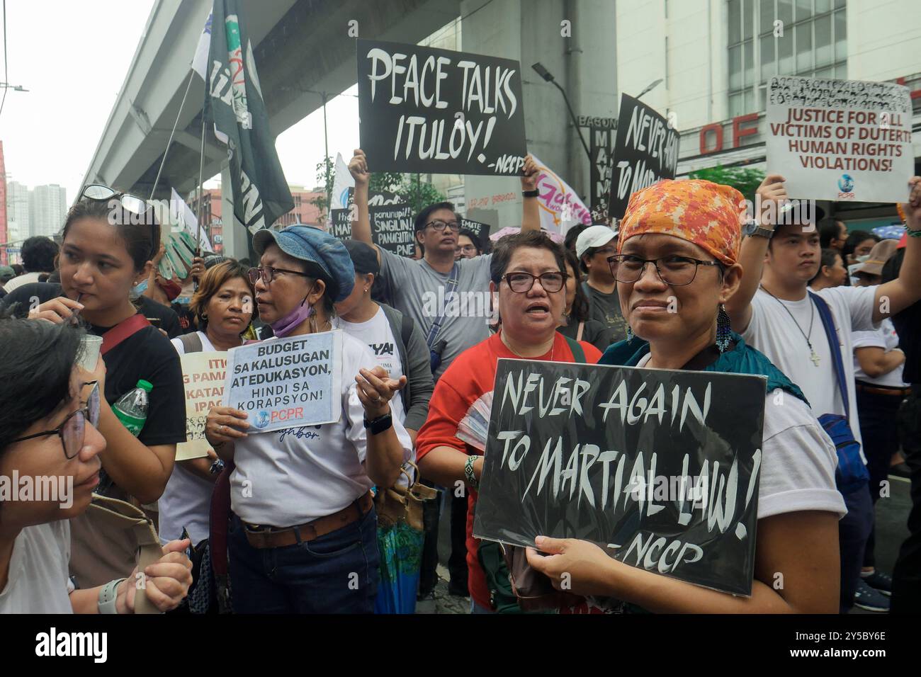 Gli attivisti celebrano il 52° anniversario della legge marziale nelle Filippine con una protesta a Manila i sostenitori dei diritti umani con striscioni affrontano la polizia durante una protesta che segna il 52° anniversario dell'imposizione della legge marziale nelle Filippine da parte di Ferdinand Marcos Sr., a Manila, Filippine, 21 settembre 2024. Gli attivisti sono stati fermati dalla polizia durante la loro manifestazione per chiedere un aumento legale dei salari, una riforma agraria e un dibattito sul bilancio nazionale. I manifestanti chiedevano anche giustizia per le vittime della legge marziale. Manila City Filippine Copyright: XMatrixxImagesx/xGeorgexBuidx Foto Stock