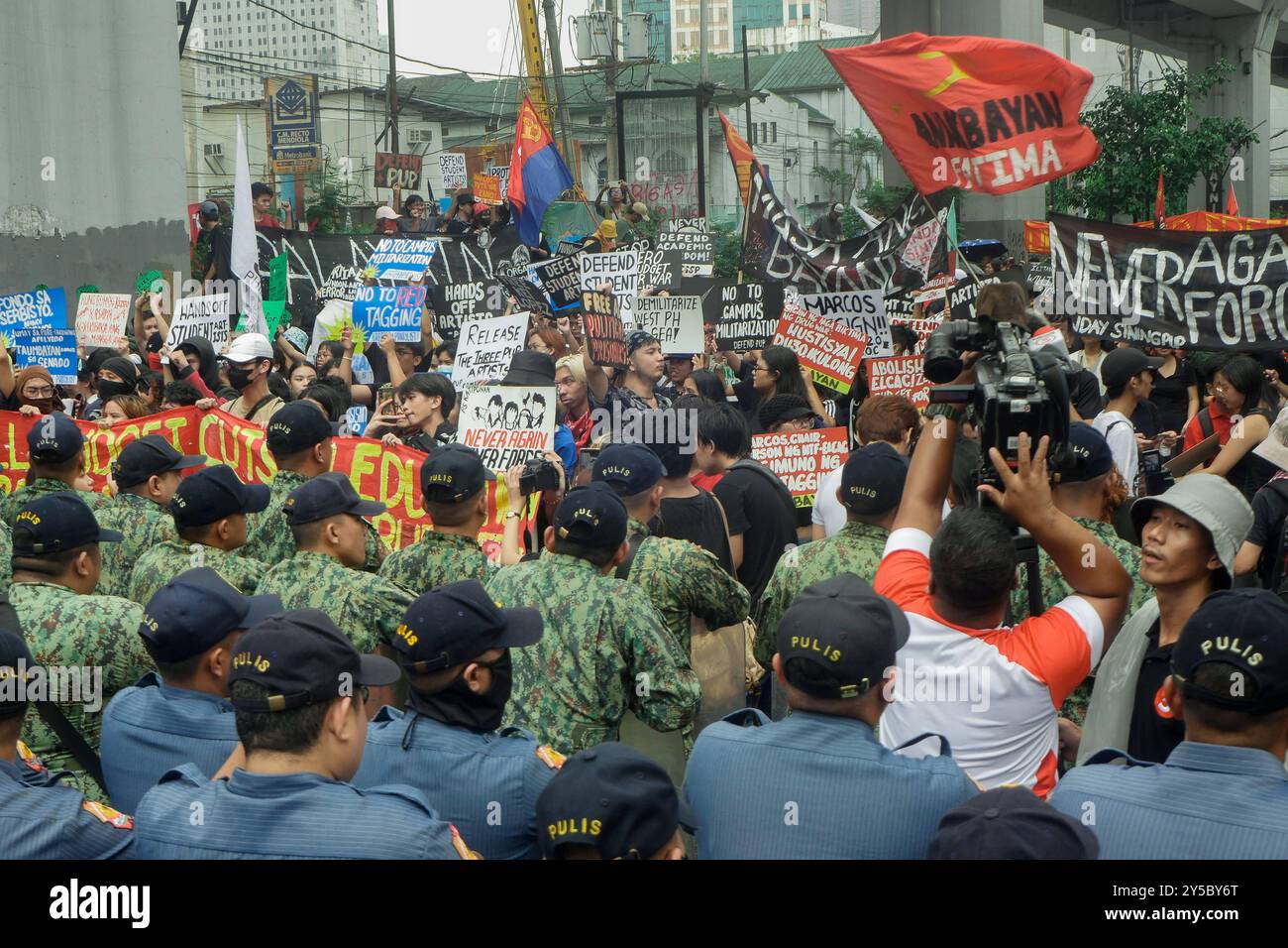 Gli attivisti celebrano il 52° anniversario della legge marziale nelle Filippine con una protesta a Manila i sostenitori dei diritti umani con striscioni affrontano la polizia durante una protesta che segna il 52° anniversario dell'imposizione della legge marziale nelle Filippine da parte di Ferdinand Marcos Sr., a Manila, Filippine, 21 settembre 2024. Gli attivisti sono stati fermati dalla polizia durante la loro manifestazione per chiedere un aumento legale dei salari, una riforma agraria e un dibattito sul bilancio nazionale. I manifestanti chiedevano anche giustizia per le vittime della legge marziale. Manila City Filippine Copyright: XMatrixxImagesx/xGeorgexBuidx Foto Stock