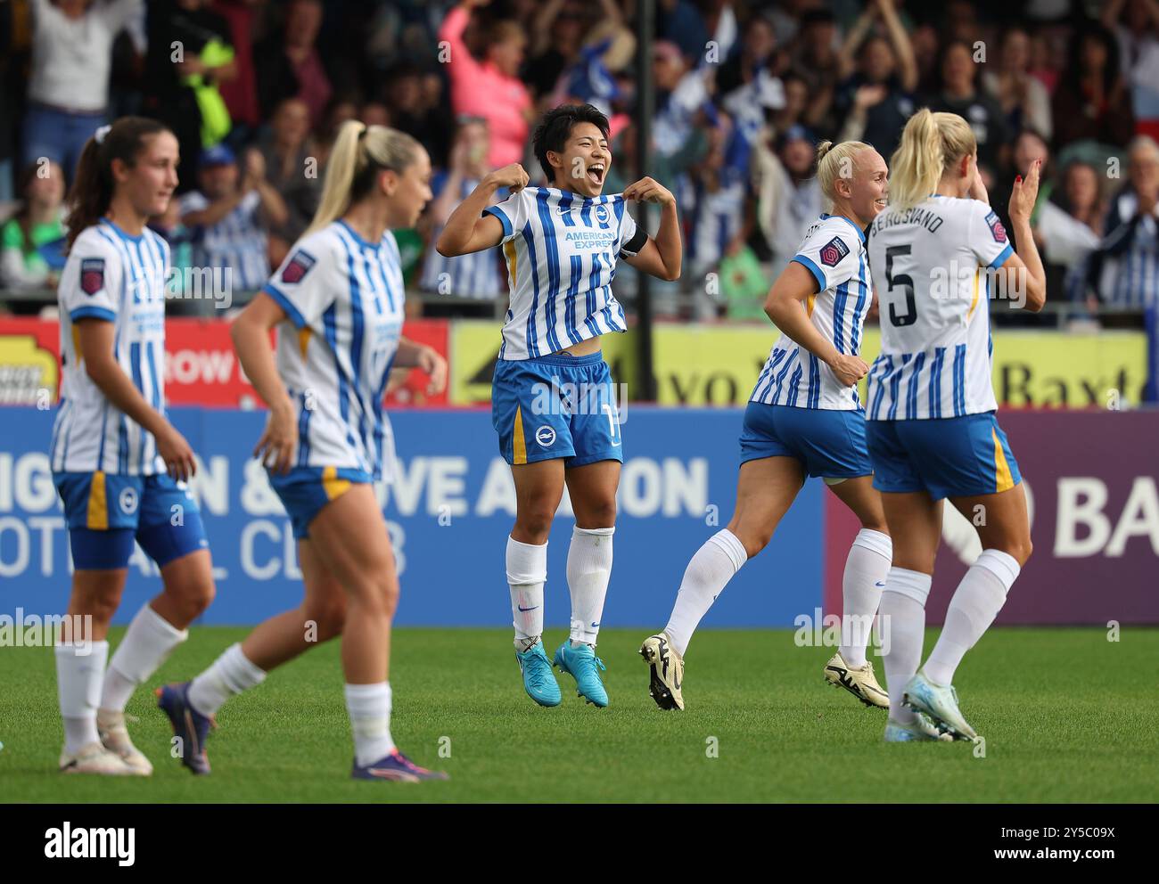 Crawley, Regno Unito. 21 settembre 2024. Keiko Sieke di Brighton celebra il gol di apertura durante la partita di Barclays Women's Super League tra Brighton & Hove Albion e Everton al Broadfield Stadium. Credito: Immagini teleobiettivo/Alamy Live News Foto Stock