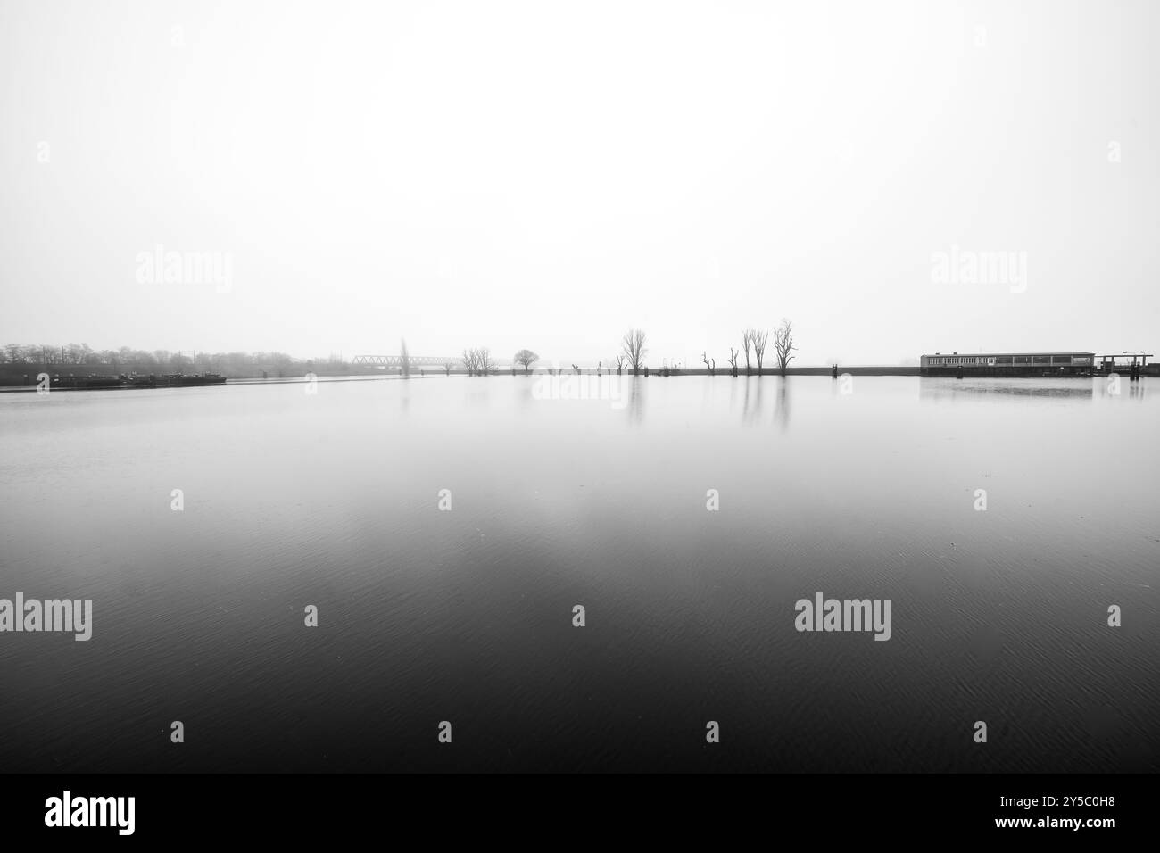 Vista del porto di Wittenberge in una giornata nuvolosa. Foto Stock