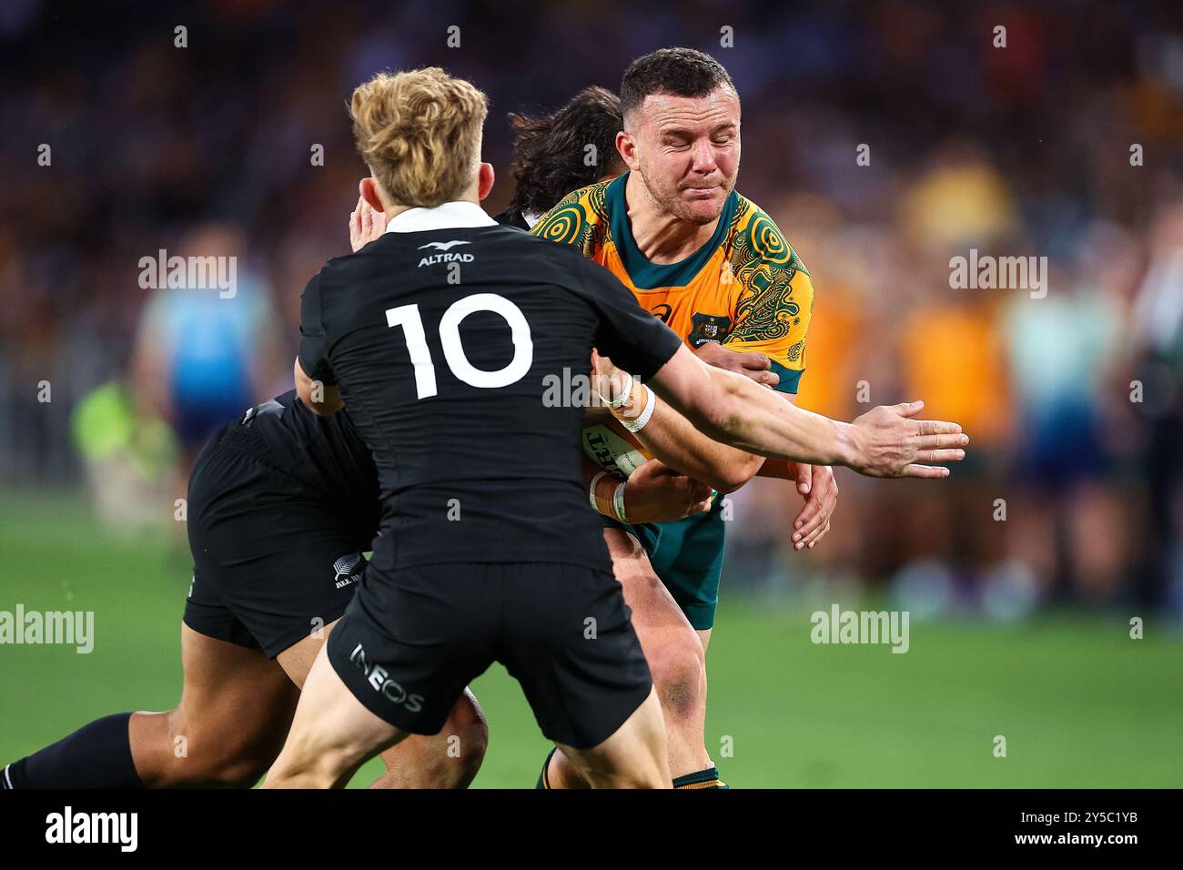 Accor Stadium, Sydney, NSW, Australia. 21 settembre 2024. 2024 Rugby Championship, Bledisloe Cup, Australia contro nuova Zelanda; Tom Lynagh dell'Australia affronta Damian McKenzie Credit: Action Plus Sports/Alamy Live News Foto Stock