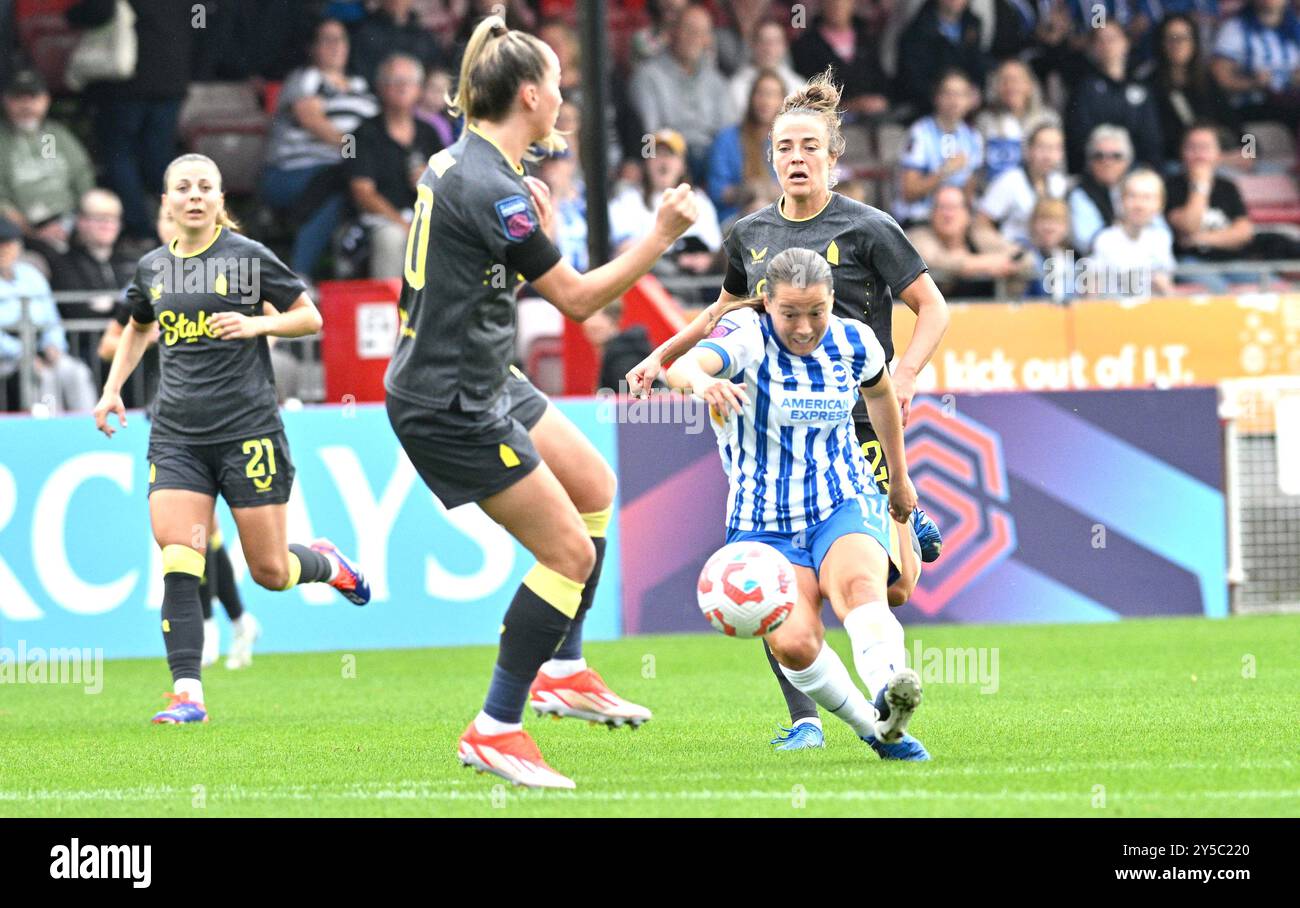 Crawley Regno Unito 21 settembre 2024 - Fran Kirby di Brighton spara in un colpo durante la partita di calcio femminile di Barclays Super League tra Brighton & Hove Albion e Everton al Broadfield Stadium di Crawley : Credit Simon Dack /TPI/ Alamy Live News. Solo per uso editoriale. Niente merchandising. Foto Stock