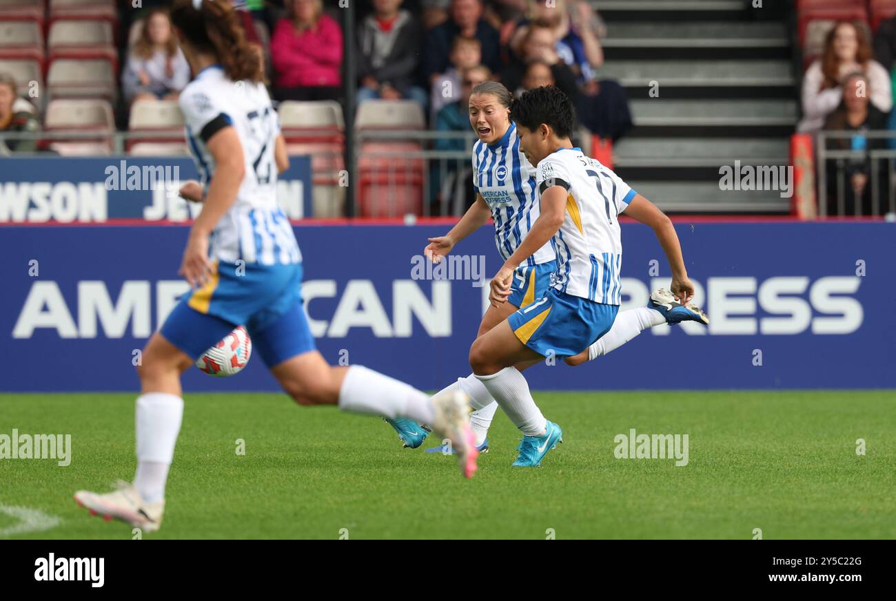 Crawley, Regno Unito. 21 settembre 2024. Il Brighton's Keiko Sieke segna il gol di apertura durante la partita di Barclays Women's Super League tra Brighton & Hove Albion e Everton al Broadfield Stadium. Credito: Immagini teleobiettivo/Alamy Live News Foto Stock