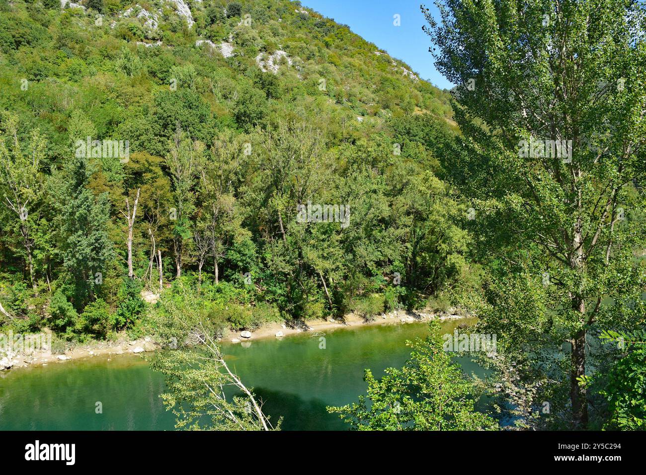 Il fiume Soca scorre attraverso Solkan a nord di Nova Gorica in Primorska, Slovenia. Monte Sabotin. Foto Stock