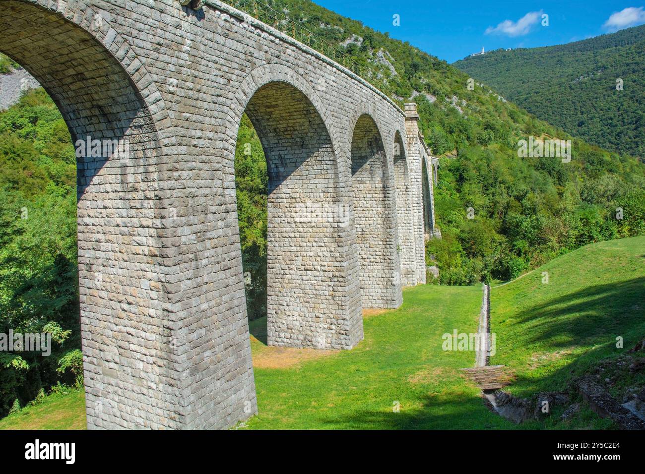 Ponte Solkan sul fiume Soca a Solkan, Nova Gorica, Slovenia. Il ponte ferroviario ad arco in pietra più lungo del mondo e il secondo ponte ad arco in pietra più lungo del mondo Foto Stock