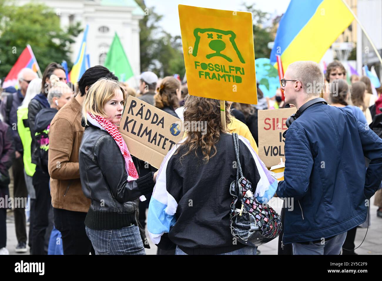 Stoccolma, Svezia. 21 settembre 2024. STOCCOLMA, SVEZIA 20240921Demonstratori protestano mentre circa 40 movimenti svedesi di giustizia sociale dimostrano con il messaggio "persone senza profitto - che la vita umana dovrebbe essere valutata rispetto al profitto economico” nel centro di Stoccolma, Svezia, il 21 settembre 2024. Foto: Anders Wiklund/TT/codice 10040 credito: TT News Agency/Alamy Live News Foto Stock