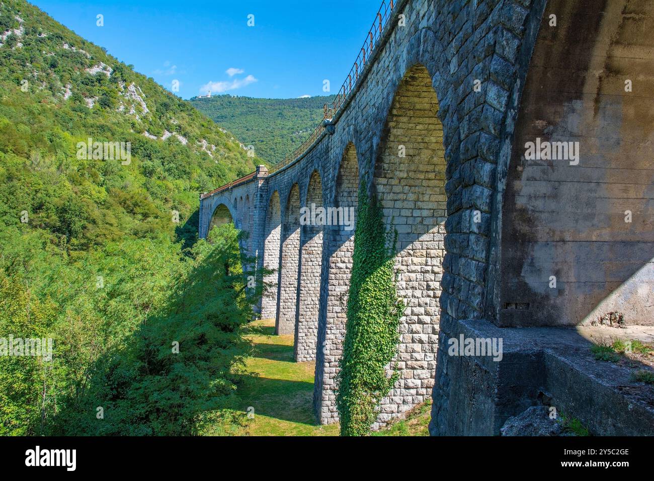 Ponte Solkan sul fiume Soca a Solkan, Nova Gorica, Slovenia. Il ponte ferroviario ad arco in pietra più lungo del mondo e il secondo ponte ad arco in pietra più lungo del mondo Foto Stock