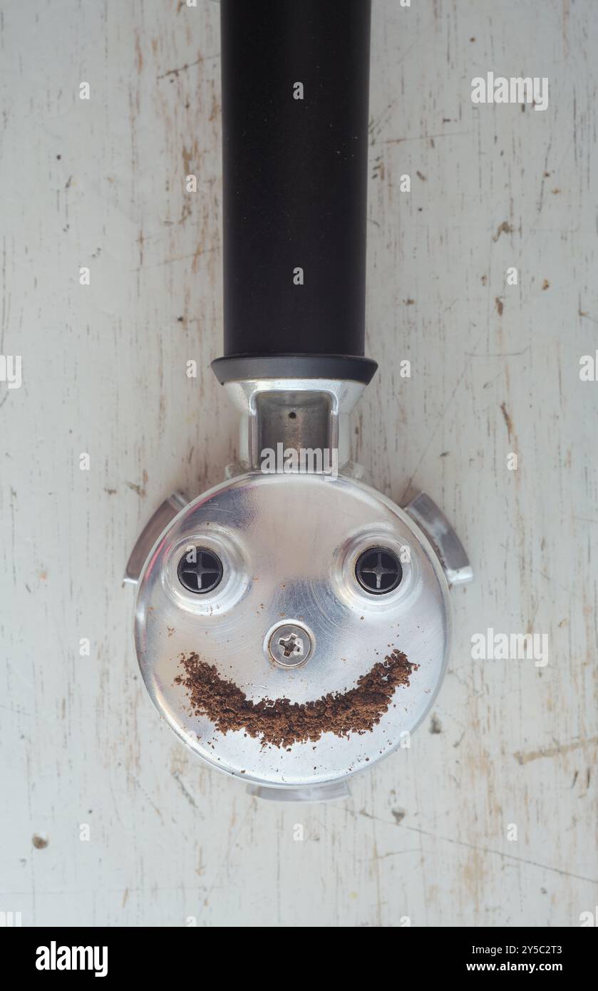 portafiltro di una macchina per espresso, un buon caffè ti farà sorridere Foto Stock