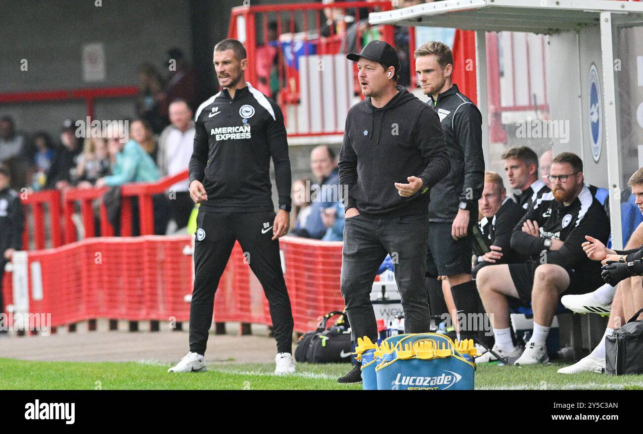 Crawley Regno Unito 21 settembre 2024 - il team manager femminile di Brighton Dario Vidosic sulla sinistra insieme al manager dell'Everton Brian Sorensen durante la partita di calcio femminile di Barclays Super League tra Brighton & Hove Albion e Everton al Broadfield Stadium di Crawley : Credit Simon Dack /TPI/ Alamy Live News. Solo per uso editoriale. Niente merchandising. Foto Stock