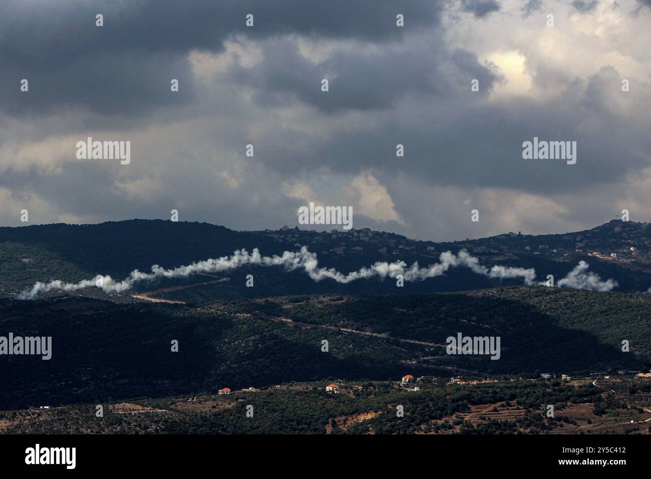 Qliyaa, Libano. 21 settembre 2024. Il forte fumo di incursioni aeree israeliane si diffonde dalla sospetta posizione di Hezbollah nel villaggio libanese meridionale di Mahmoudieh. Gli aerei da guerra israeliani hanno effettuato più di 50 incursioni in diversi villaggi un giorno dopo un attacco mortale al sobborgo meridionale di Beirut uccidendo 31 persone tra cui i comandanti Hezbollah della brigata d'élite al-Radwan. Crediti: Marwan Naamani/dpa/Alamy Live News Foto Stock