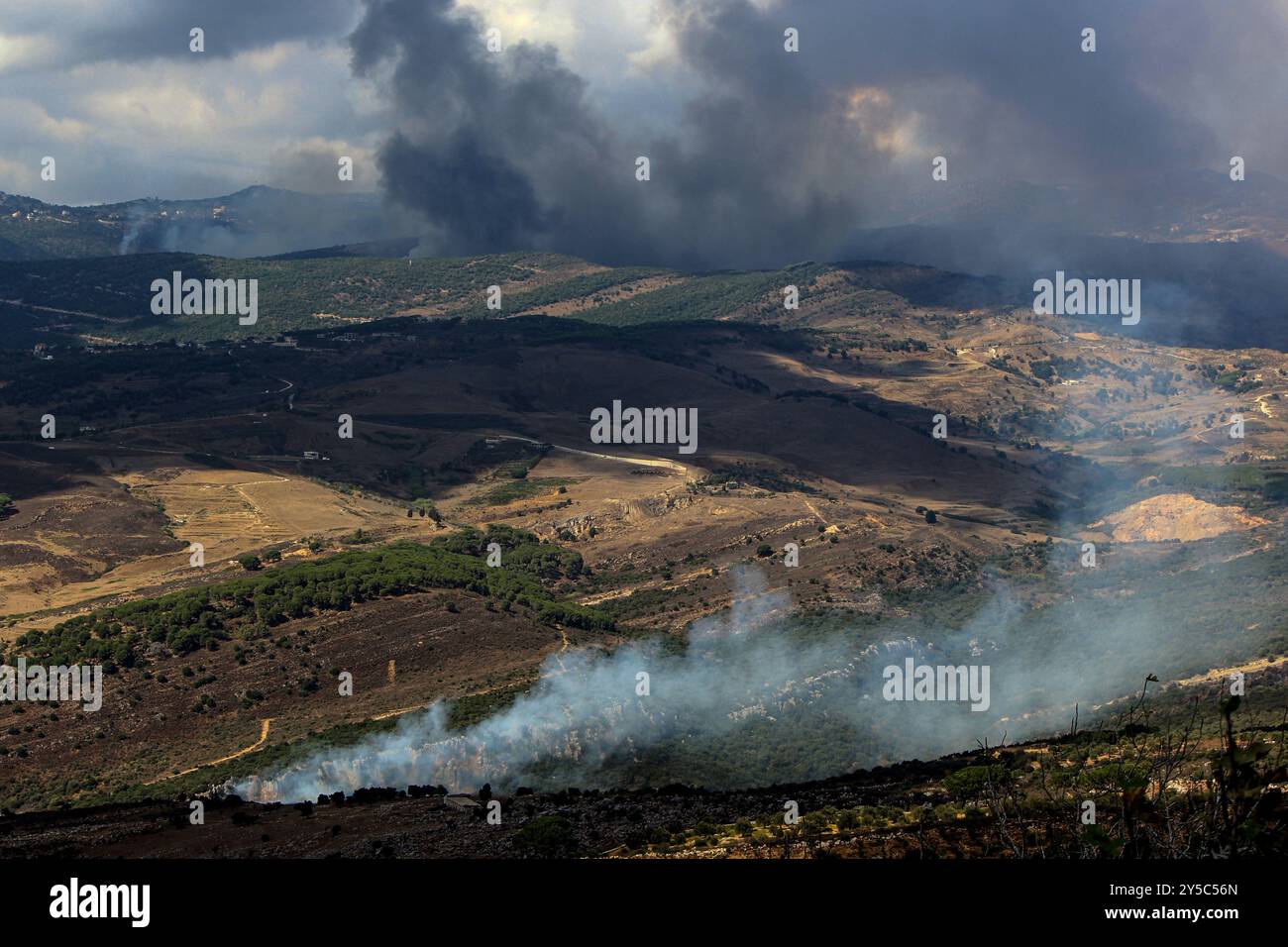 Qliyaa, Libano. 21 settembre 2024. Il forte fumo di incursioni aeree israeliane si diffonde dalla sospetta posizione di Hezbollah nel villaggio libanese meridionale di Mahmoudieh. Gli aerei da guerra israeliani hanno effettuato più di 50 incursioni in diversi villaggi un giorno dopo un attacco mortale al sobborgo meridionale di Beirut uccidendo 31 persone tra cui i comandanti Hezbollah della brigata d'élite al-Radwan. Crediti: Marwan Naamani/dpa/Alamy Live News Foto Stock