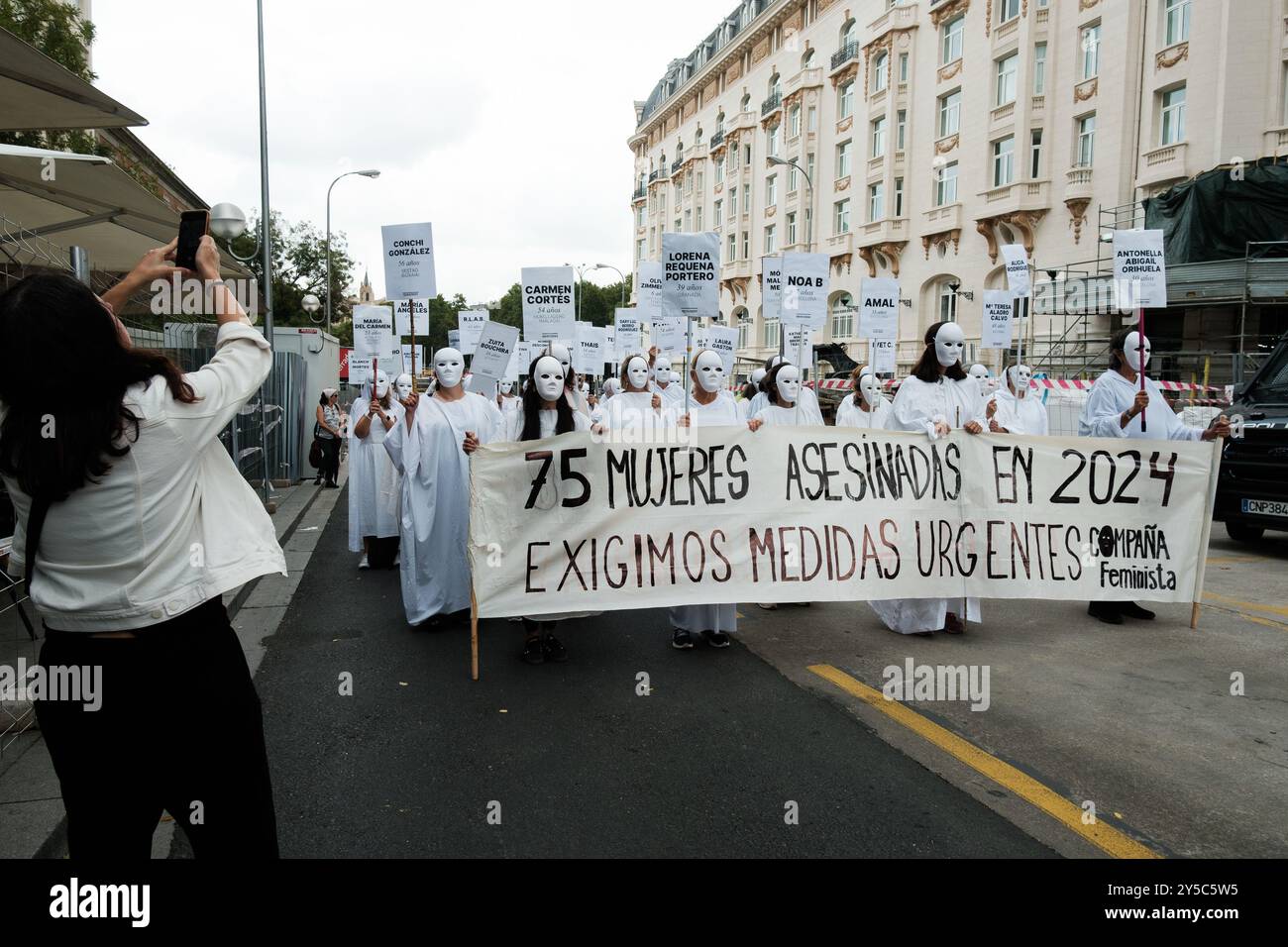 Donne in vesti e maschere bianche durante una manifestazione per chiedere la fine della violenza di genere davanti al Congresso dei deputati di Madrid il 21 settembre Foto Stock