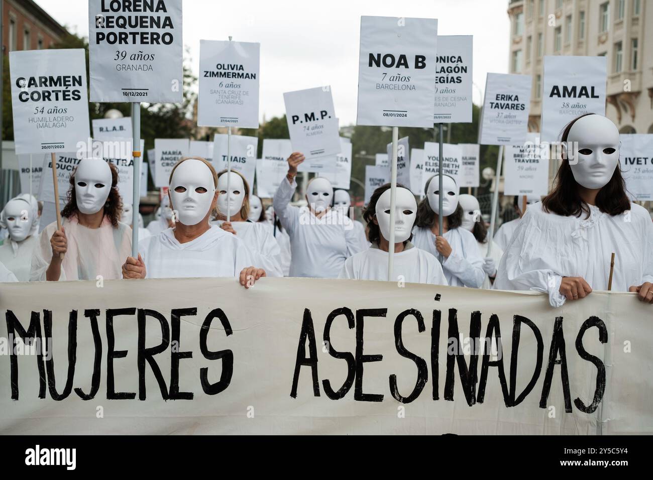 Donne in vesti e maschere bianche durante una manifestazione per chiedere la fine della violenza di genere davanti al Congresso dei deputati di Madrid il 21 settembre Foto Stock