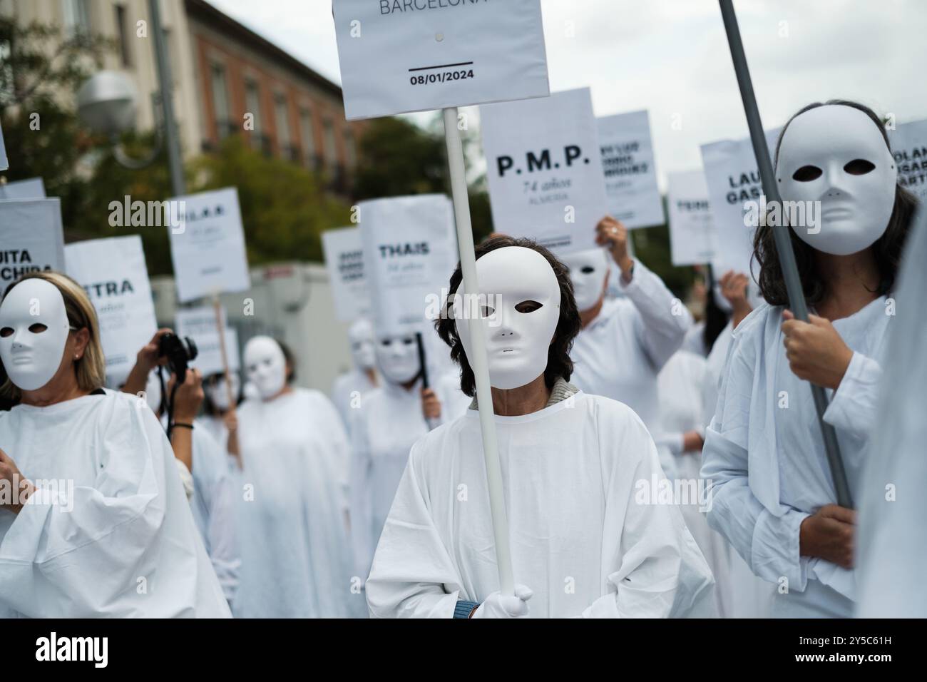 Donne in vesti e maschere bianche durante una manifestazione per chiedere la fine della violenza di genere davanti al Congresso dei deputati di Madrid il 21 settembre Foto Stock