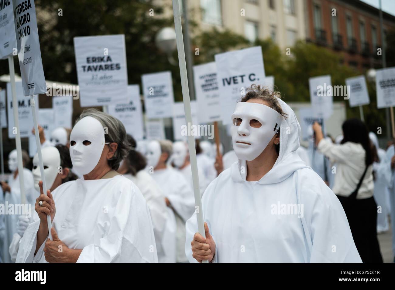 Donne in vesti e maschere bianche durante una manifestazione per chiedere la fine della violenza di genere davanti al Congresso dei deputati di Madrid il 21 settembre Foto Stock