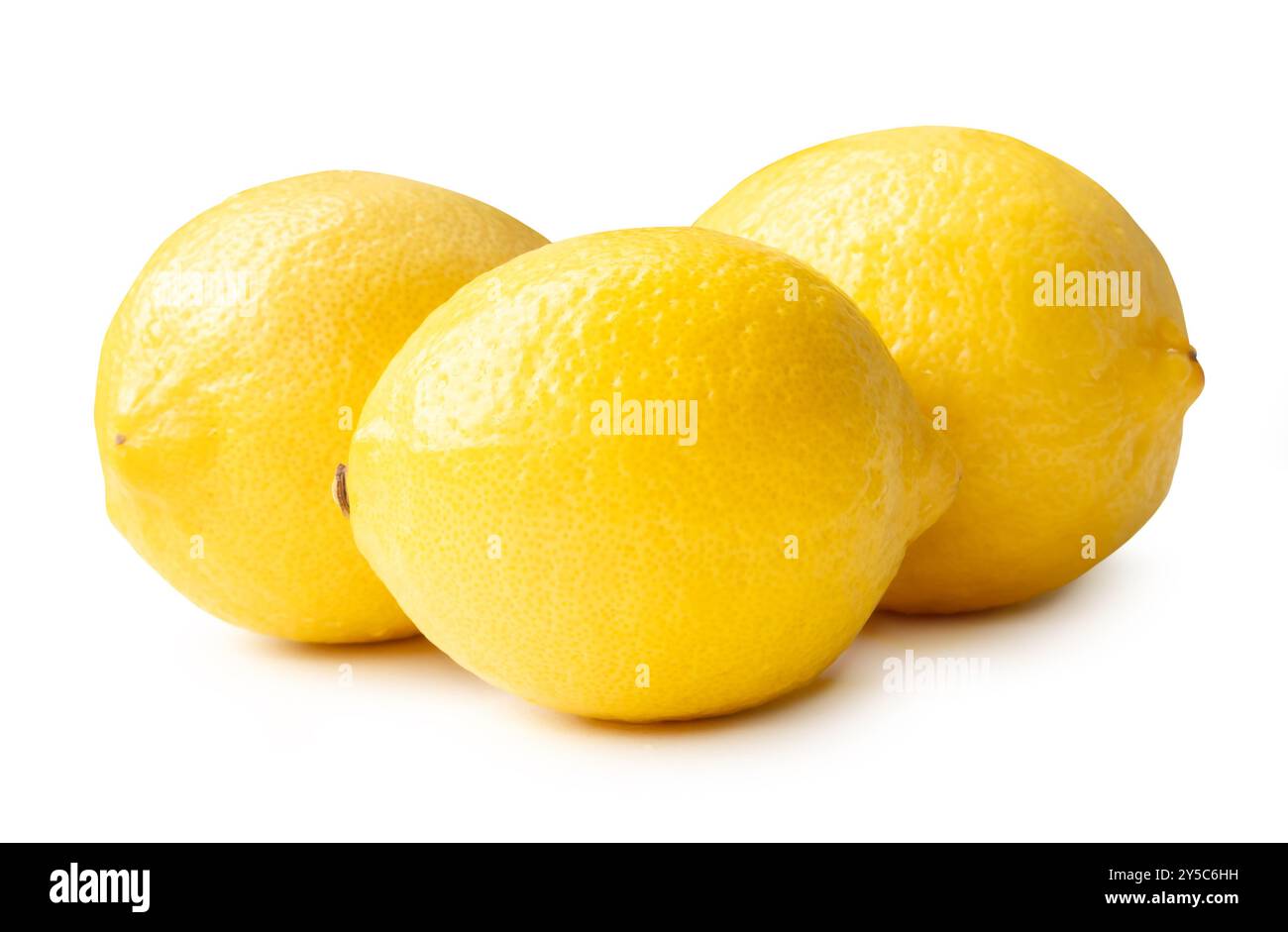 La vista laterale dei frutti di limone giallo freschi nella pila è isolata su sfondo bianco con percorso di ritaglio. Foto Stock