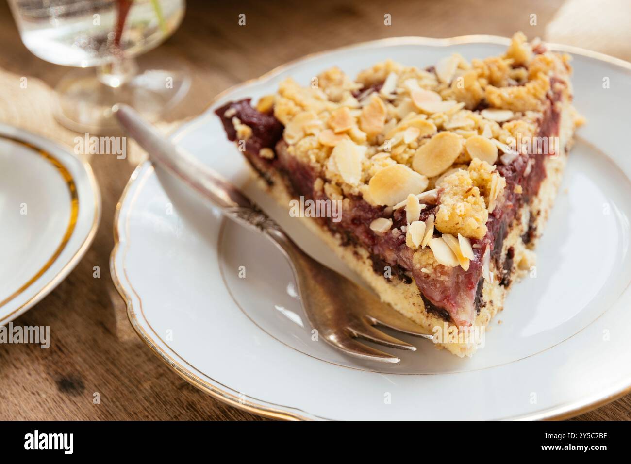 Torta al cioccolato con salsa di ciliegie e condimento con Streusel alle mandorle Foto Stock