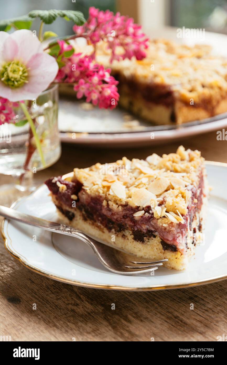 Torta alla ciliegia con scaglie di cioccolato e condimento a base di mandorle Foto Stock