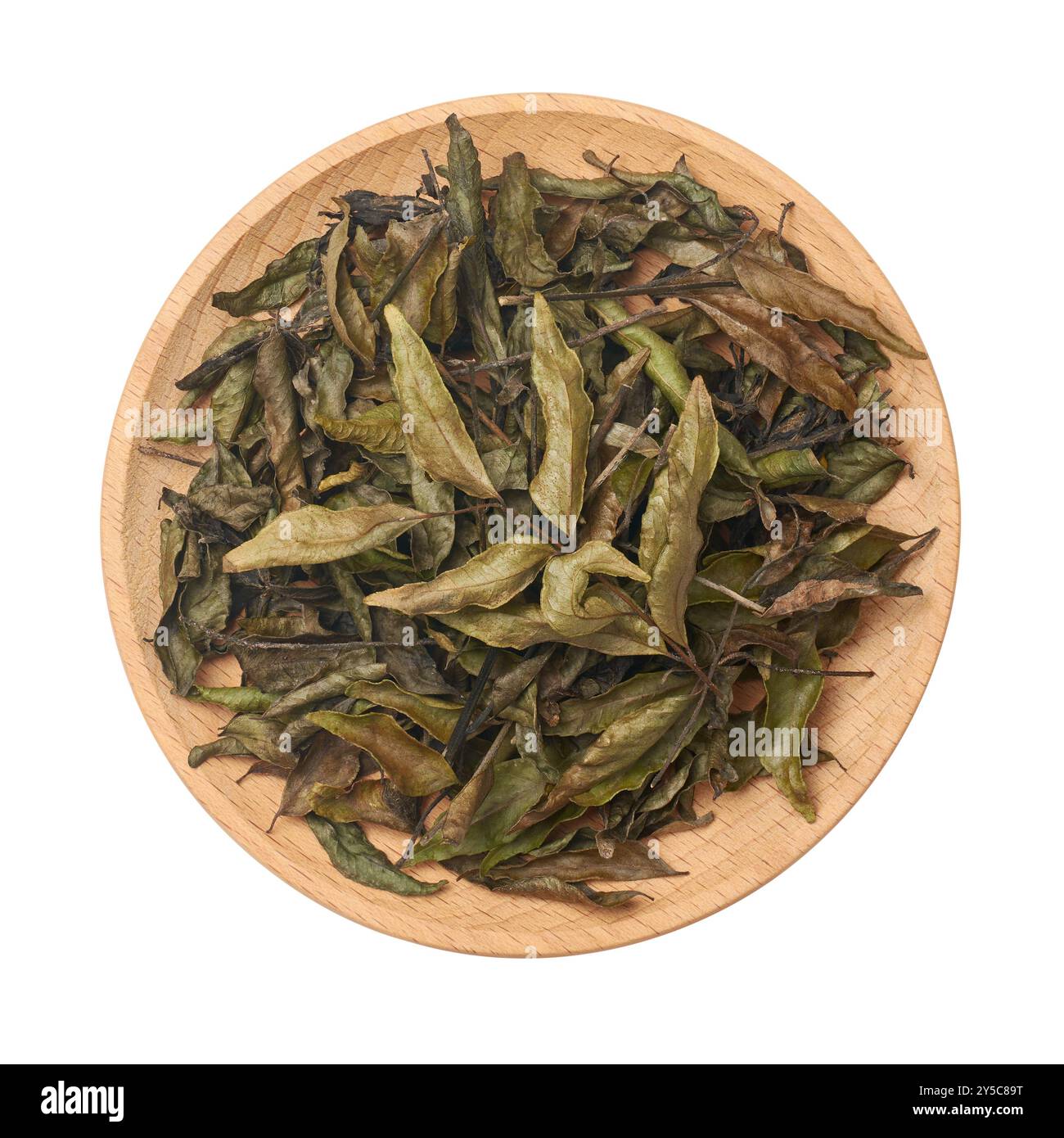 foglie di curry fresche essiccate all'aria su vassoio di legno per conservare e conservare per un uso prolungato fondo bianco isolato, erbe aromatiche e aromatiche utilizzate in cur Foto Stock