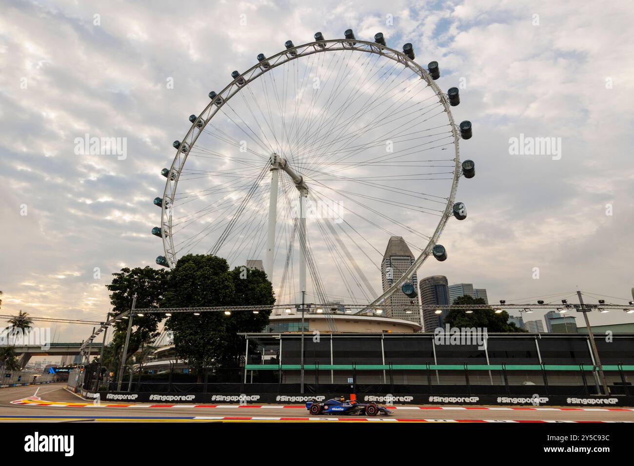 Singapore, Singapore. 21 settembre 2024. Franco Colapinto guida la (43) Williams FW46 Mercedes durante le prove finali davanti al Gran Premio di F1 di Singapore al Marina Bay Street Circuit. (Foto di George Hitchens/SOPA Images/Sipa USA) credito: SIPA USA/Alamy Live News Foto Stock