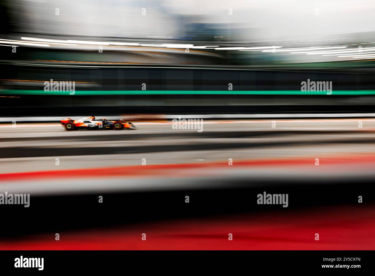 Singapore, Singapore. 21 settembre 2024. Oscar Piastri dell'Australia guida la McLaren MCL37 (81) durante le prove finali davanti al Gran Premio di F1 di Singapore al Marina Bay Street Circuit. (Foto di George Hitchens/SOPA Images/Sipa USA) credito: SIPA USA/Alamy Live News Foto Stock