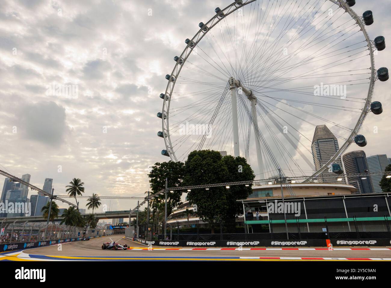 Singapore, Singapore. 21 settembre 2024. Daniel Ricciardo guida la (3) VCARB 01 Honda durante le prove finali davanti al Gran Premio di F1 di Singapore al Marina Bay Street Circuit. (Foto di George Hitchens/SOPA Images/Sipa USA) credito: SIPA USA/Alamy Live News Foto Stock