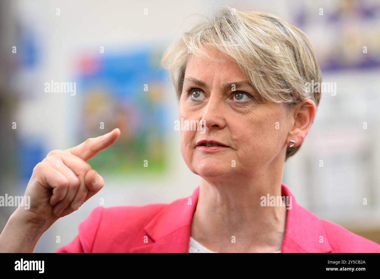 La segretaria Yvette Cooper parla ai membri di un gruppo giovanile durante una visita alla Spellow Library di Liverpool, che è stata danneggiata dopo che circa 300 persone sono state coinvolte in rivolte vicino a una moschea il 3 agosto. Data foto: Sabato 21 settembre 2024. Dopo i contributi dei team di costruzione e le donazioni, la biblioteca è destinata a riaprire al pubblico. Foto Stock