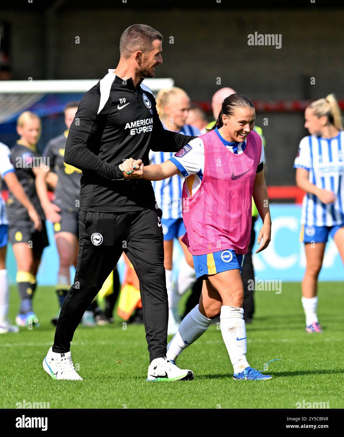 Crawley Regno Unito 21 settembre 2024 - il team manager femminile di Brighton Dario Vidosic con Fran Kirby dopo la vittoria 4-0 nella partita di calcio femminile di Barclays Super League tra Brighton & Hove Albion e Everton al Broadfield Stadium di Crawley : Credit Simon Dack /TPI/ Alamy Live News Foto Stock