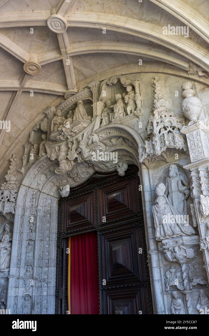 Il Monastero di Jerónimos , il portale occidentale, passaggio dallo stile gotico al Rinascimento, dello scultore Nicolau Chanterene, 1517 Portogallo, Europa. Foto Stock