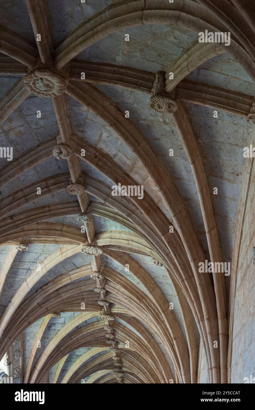 Soffitti a volta all'interno del Monastero di Jerónimos, un monumento nazionale che è stato classificato patrimonio dell'umanità dell'UNESCO nel 1983. Lisbona, Portogallo, Europ Foto Stock