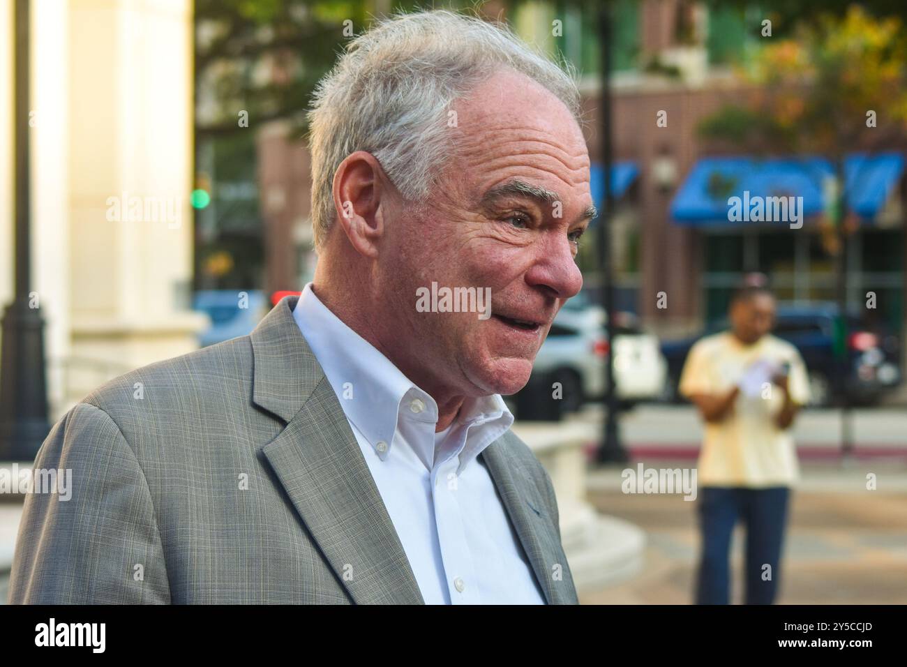 Il senatore Tim Kaine (D-va) al primo incontro di calcio d'inizio delle votazioni ad Arlington, Virginia. 20 settembre 2023 Foto Stock