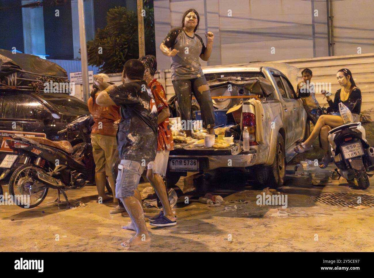 SAMUT PRAKAN, THAILANDIA, 21 aprile 2024, la gente celebra la vacanza DI SONGKRAN nelle strade della città notturna Foto Stock