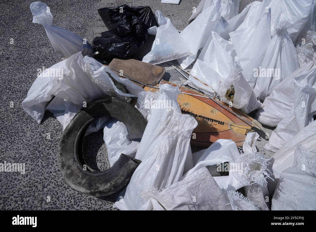 Giornata mondiale della pulitura a città del Capo, Sudafrica i rifiuti di plastica e altri detriti sono stati prelevati al largo della spiaggia di Hout Bay durante una pulizia della spiaggia per celebrare la giornata mondiale della pulitura a città del Capo, Sud Africa, il 21 settembre 2024. La giornata mondiale della pulitura è un programma d'azione sociale globale annuale volto a combattere il problema globale dei rifiuti solidi, compreso il problema dei detriti marini. Ci sarà più plastica nell'oceano che pesce entro il 2050 secondo un rapporto della Ellen MacArthur Foundation. La combinazione delle vaste coste africane, dei limitati sistemi di gestione dei rifiuti e dei continui prolifici prodotti plastici Foto Stock