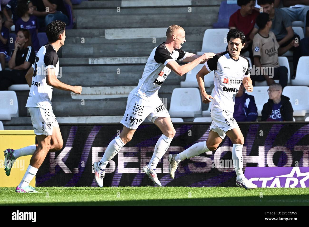 Liegi, Belgio. 21 settembre 2024. Lo STVV Shogo Taniguchi festeggia dopo aver segnato durante una partita di calcio tra Beerschot va e Sint-Truiden VV, ad Anversa, l'otto giorno della stagione 2024-2025 della prima divisione del campionato belga della 'Jupiler Pro League', sabato 21 settembre 2024. BELGA PHOTO MAARTEN STRAETEMANS credito: Belga News Agency/Alamy Live News Foto Stock
