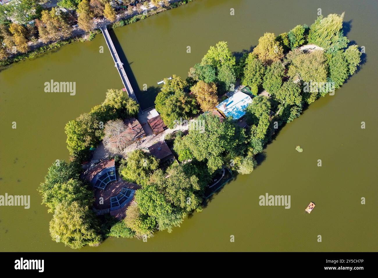 Der Inselzoo Altenburg in Thüringen Der Inselzoo Altenburg in Altenburg, 21.09.2024 der Kreisstadt des Landkreises Altenburger Land in Thüringen, ist Deutschlands einziger Zoo, der sich auf einer Insel befindet. Die Insel befindet sich in der Mitte des großen Teiches am südlichen Rand der Altenburger Altstadt und ist über eine feste Brücke zugänglich. Anfang 2008 Wurde der Zoo von den Zuschauern des MDR zu Thüringens schönstem Zoo gewählt insgesamt als viertschönster Zoo Mitteldeutschlands nach Görlitz, Lipsia e Weißenfels. Die Insel, auf der sich heute der Zoo befindet, wurde 1720/1721 kün Foto Stock