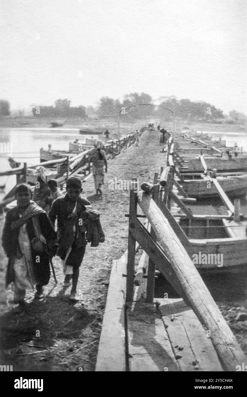 WWI 1916 North West Frontier, India britannica. Bambini che attraversano un ponte costruito dalle truppe britanniche, Nowshera Foto Stock