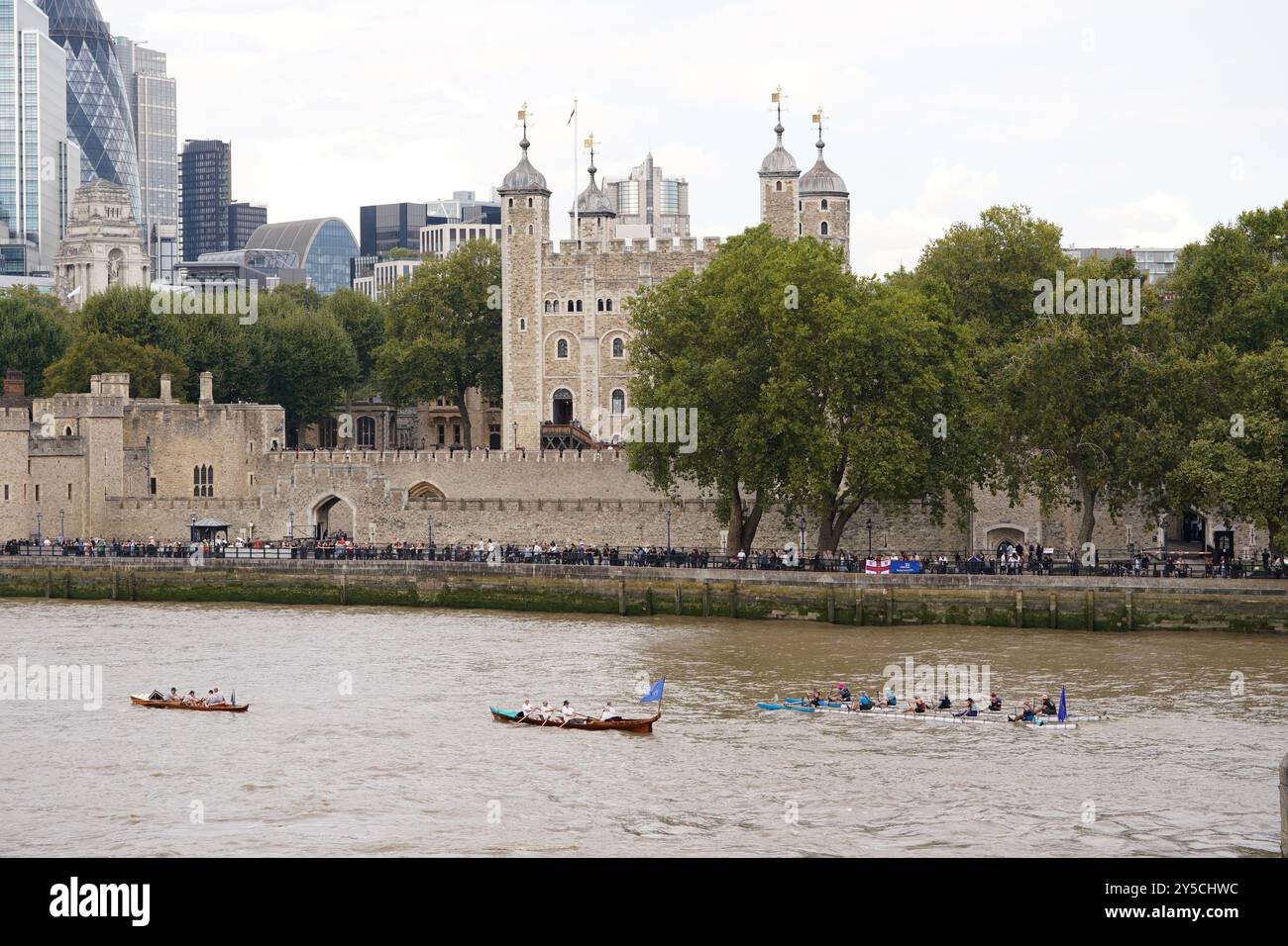 Le barche passano per la Torre di Londra nel centro di Londra, mentre prendono parte alla Great River Race, che riunisce fino a 300 barche e 1500 persone che regnano da Millwall a East London a Richmond, per raccogliere fondi per organizzazioni di beneficenza. Ogni anno, le barche in stile tradizionale corrono l'una sull'altra lungo il percorso di 21,6 km, con molti concorrenti provenienti da tutto il mondo. Data foto: Sabato 21 settembre 2024. Foto Stock