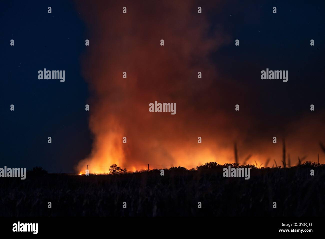 Un incendio bruciato di notte nelle Flint Hills del Kansas orientale Foto Stock