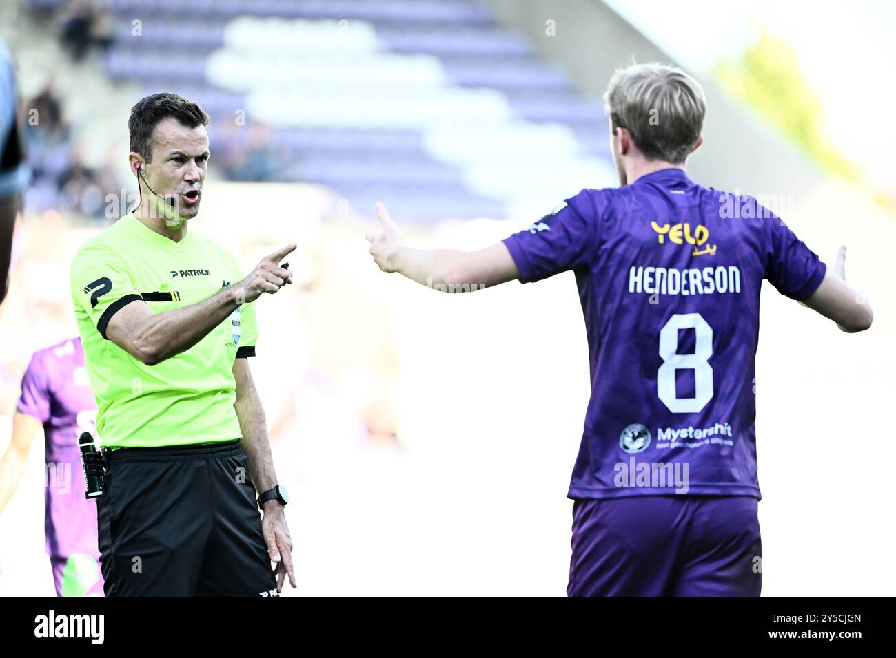 Liegi, Belgio. 21 settembre 2024. L'arbitro Bram Van Driessche e l'arbitro Ewan Henderson di Beerschot fotografati durante una partita di calcio tra Beerschot va e Sint-Truiden VV, ad Anversa, l'otto giorno della stagione 2024-2025 della prima divisione della "Jupiler Pro League" del campionato belga, sabato 21 settembre 2024. BELGA PHOTO MAARTEN STRAETEMANS credito: Belga News Agency/Alamy Live News Foto Stock