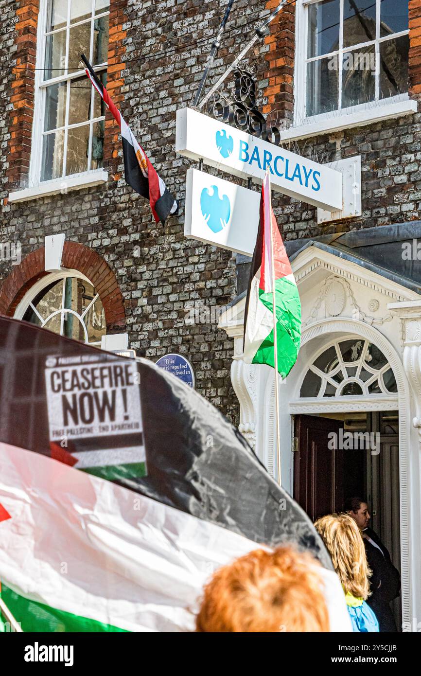 Dorchester, Regno Unito, 21 settembre 2024, Barclays Bank Branch dove gli attivisti pro-palestinesi hanno tenuto una marcia "End the Genocide - Stop Arming Israel" a Dorchester. La campagna di solidarietà della Palestina del Dorset si è riunita al di fuori della Barclays Bank, che il gruppo sostiene stia finanziando la guerra di Israele contro Hamas a Gaza. Accreditamento John Rose/Alamy Live News Foto Stock