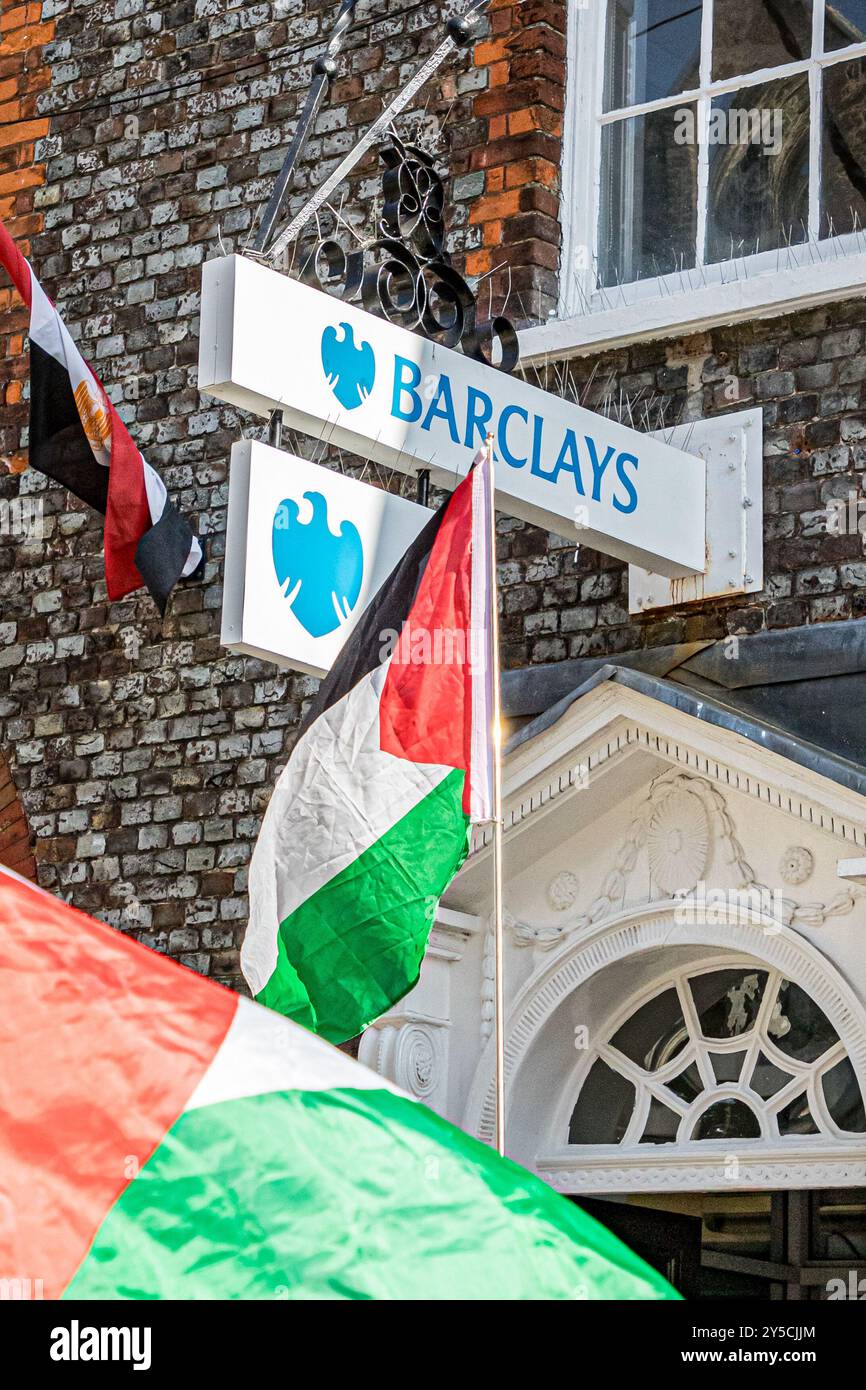 Dorchester, Regno Unito, 21 settembre 2024, Barclays Bank Branch dove gli attivisti pro-palestinesi hanno tenuto una marcia "End the Genocide - Stop Arming Israel" a Dorchester. La campagna di solidarietà della Palestina del Dorset si è riunita al di fuori della Barclays Bank, che il gruppo sostiene stia finanziando la guerra di Israele contro Hamas a Gaza. Accreditamento John Rose/Alamy Live News Foto Stock