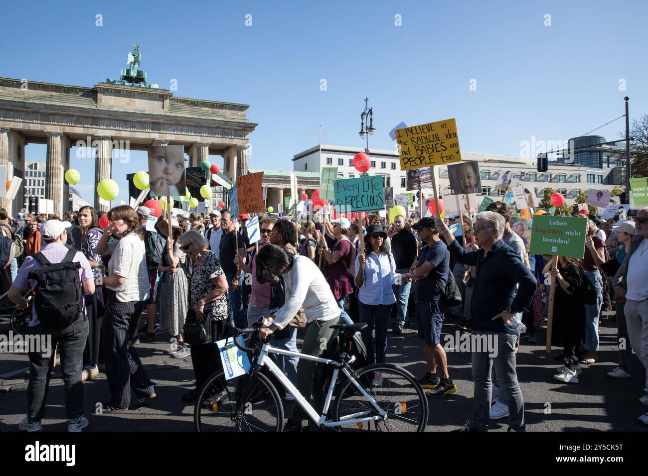 Berlino, Germania. 21 settembre 2024. Migliaia di manifestanti hanno marciato silenziosamente attraverso il centro di Berlino sabato 21 settembre 2024, nell'annuale "marcia per la vita" organizzata dall'Associazione federale per il diritto alla vita, per protestare contro l'aborto, l'eutanasia, la ricerca sulle cellule staminali e la diagnosi genetica pre-impianto. I partecipanti si sono riuniti presso l'iconica porta di Brandeburgo, portando con sé croci che simboleggiano i bambini non ancora nati mentre procedevano attraverso il centro della città. Crediti: ZUMA Press, Inc./Alamy Live News Foto Stock