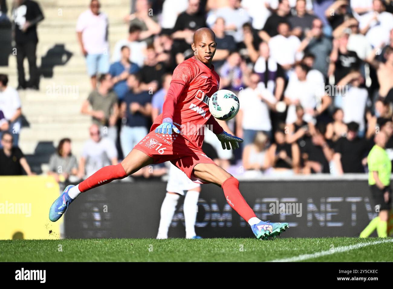 Liegi, Belgio. 21 settembre 2024. Il Leobrian Kokubo della STVV raffigurato in azione durante una partita di calcio tra Beerschot va e Sint-Truiden VV, ad Anversa, l'otto giorno della stagione 2024-2025 della prima divisione della "Jupiler Pro League" del campionato belga, sabato 21 settembre 2024. BELGA PHOTO MAARTEN STRAETEMANS credito: Belga News Agency/Alamy Live News Foto Stock