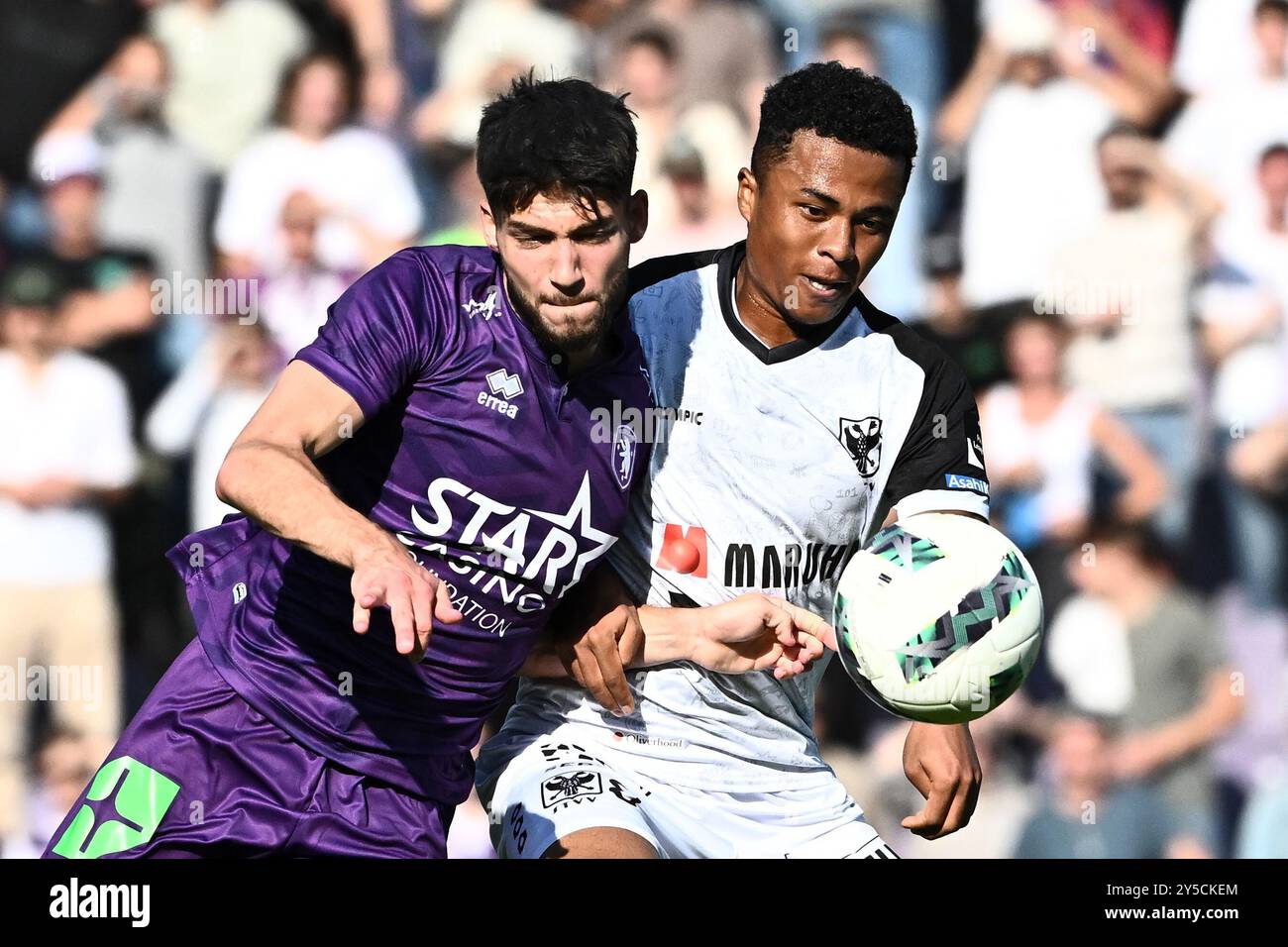 Liegi, Belgio. 21 settembre 2024. Antoine Colassin di Beerschot e Joel Chima Fujita di STVV combattono per il pallone durante una partita di calcio tra Beerschot va e Sint-Truiden VV, ad Anversa, l'otto giorno della stagione 2024-2025 della prima divisione del campionato belga "Jupiler Pro League", sabato 21 settembre 2024. BELGA PHOTO MAARTEN STRAETEMANS credito: Belga News Agency/Alamy Live News Foto Stock