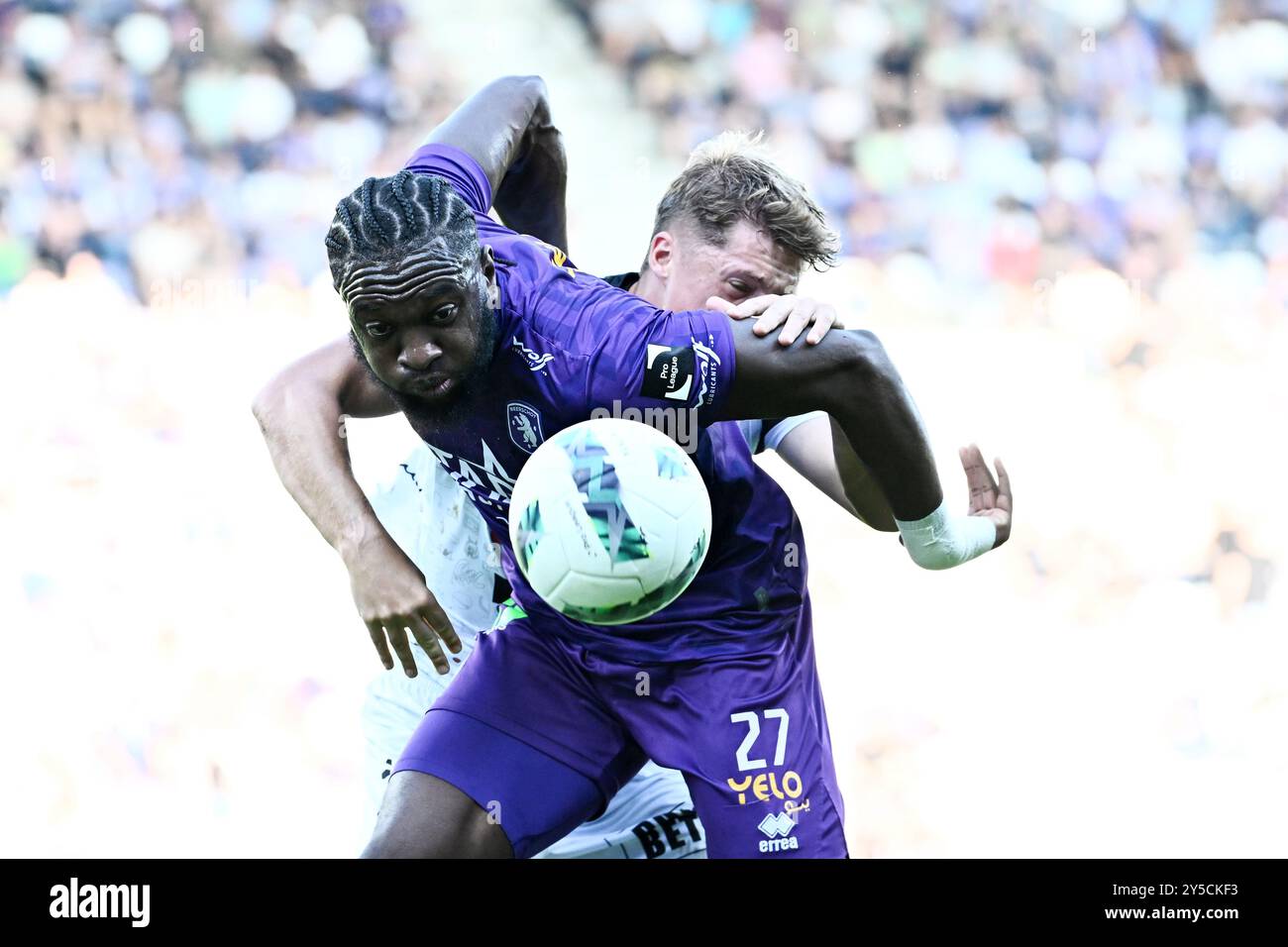 Liegi, Belgio. 21 settembre 2024. Rein Van Helden e Charly Keita di Beerschot lottano per il pallone durante una partita di calcio tra Beerschot va e Sint-Truiden VV, ad Anversa, l'otto giorno della stagione 2024-2025 della prima divisione del campionato belga della 'Jupiler Pro League', sabato 21 settembre 2024. BELGA PHOTO MAARTEN STRAETEMANS credito: Belga News Agency/Alamy Live News Foto Stock