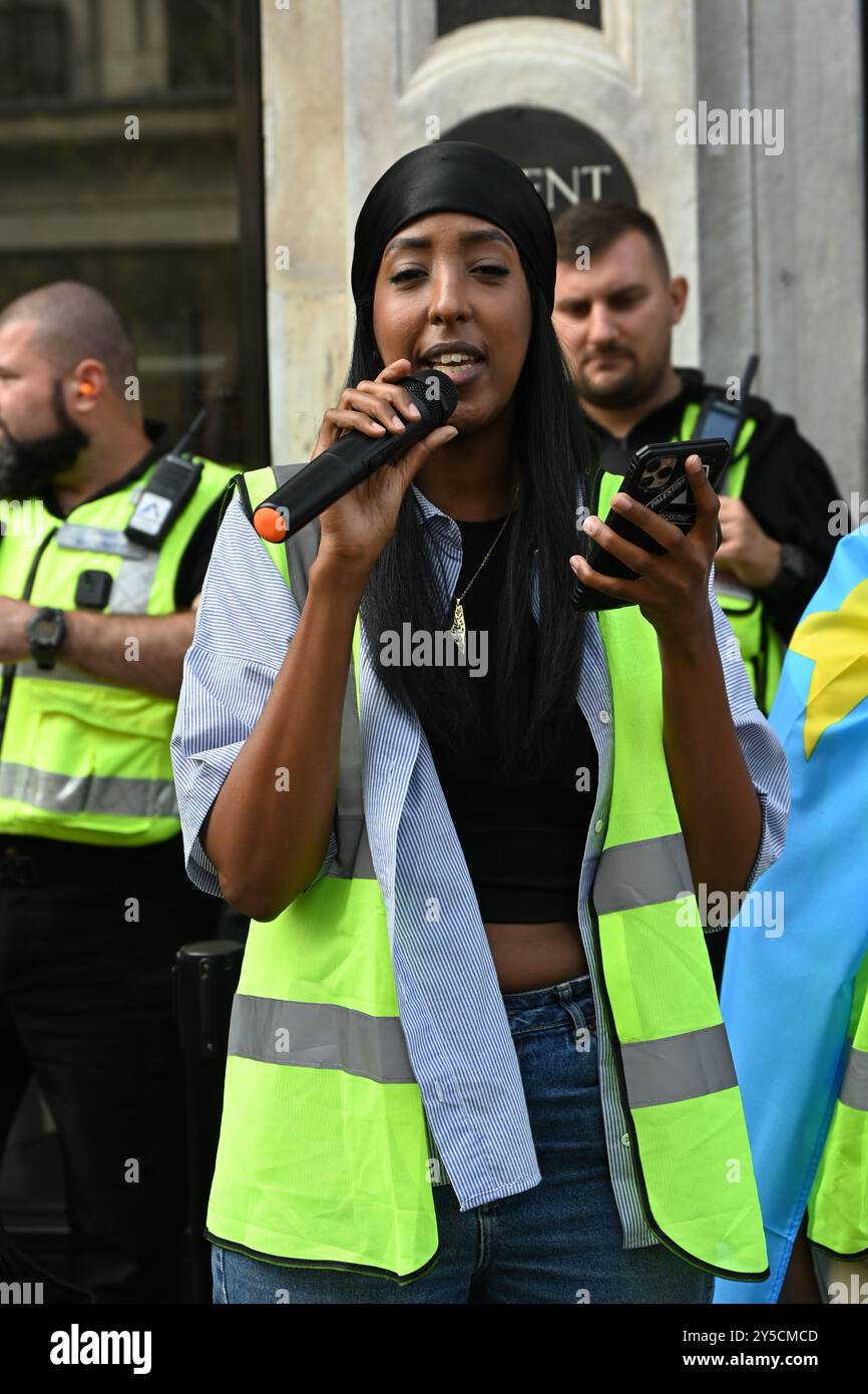 LONDRA, REGNO UNITO. 21 settembre 2024. Proteste pro-palestinesi contro iPhone profitti per genocidio. Il manifestante ha anche affermato che l'acquirente di iPhone 16 era complice di genocidio, schiavitù, invasione e occupazione. Il manifestante ha chiesto il boicottaggio dell'iPhone 16 di fronte all'Apple store in Regent Street, Londra, Regno Unito. (Foto di 李世惠/SEE li/Picture Capital) credito: Vedi li/Picture Capital/Alamy Live News Foto Stock